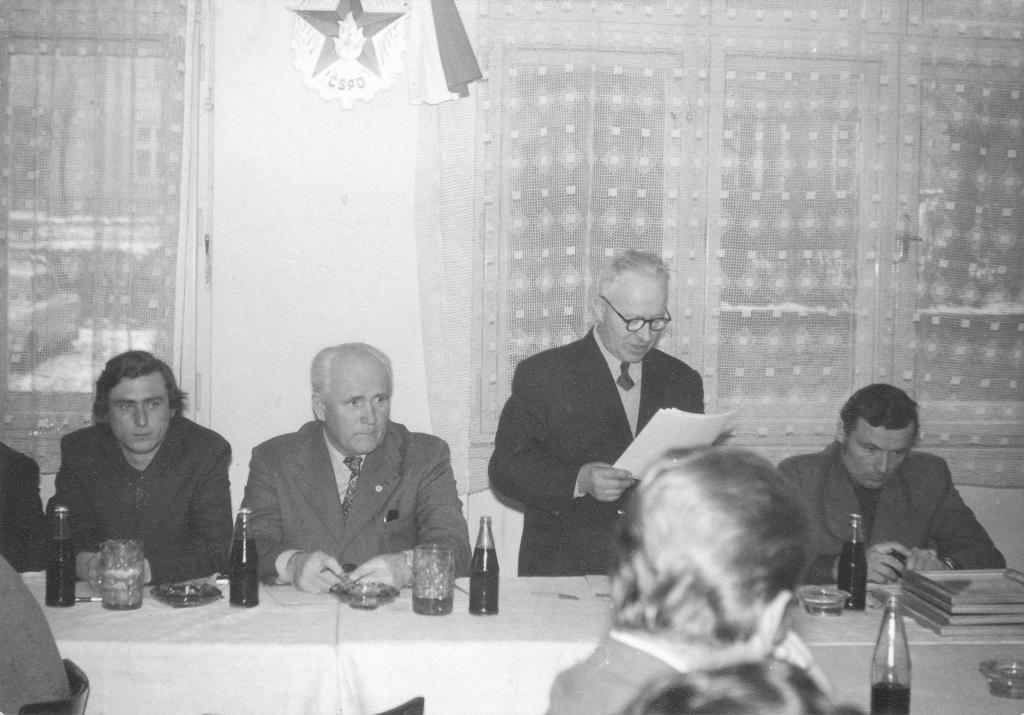 Výroční schůze hasičů v roce 1976.